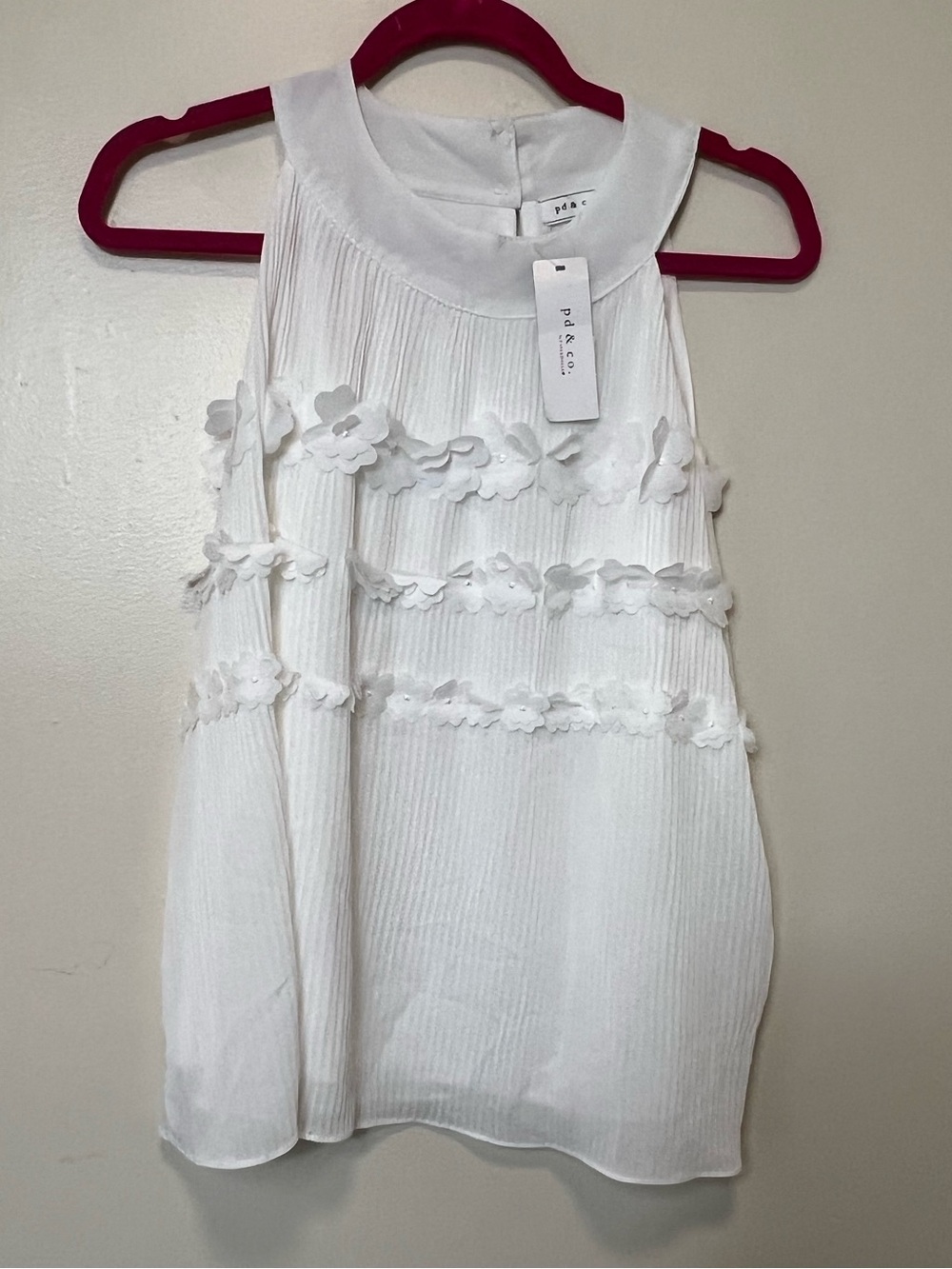 Paper Dolls White Floral-Trim Pleated Women's Camisole. Size Large NWT